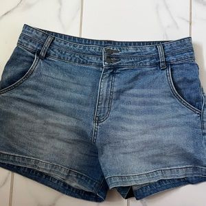 Kut From the Kloth Jane High Rise Double Button short